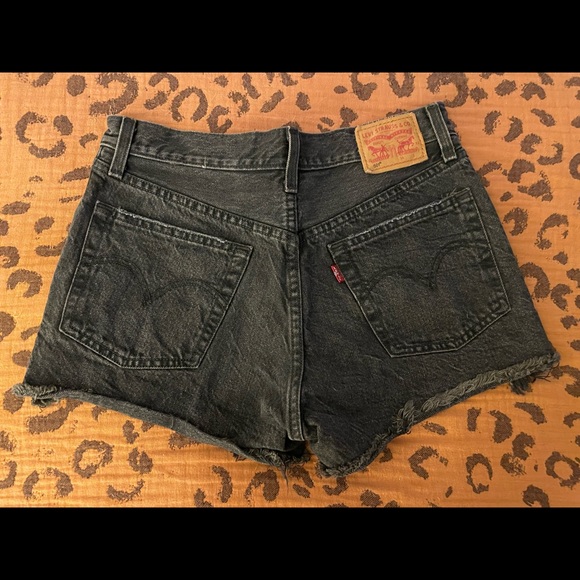 Levi Cutoff Denim Shorts in Black 26 - Picture 2 of 3